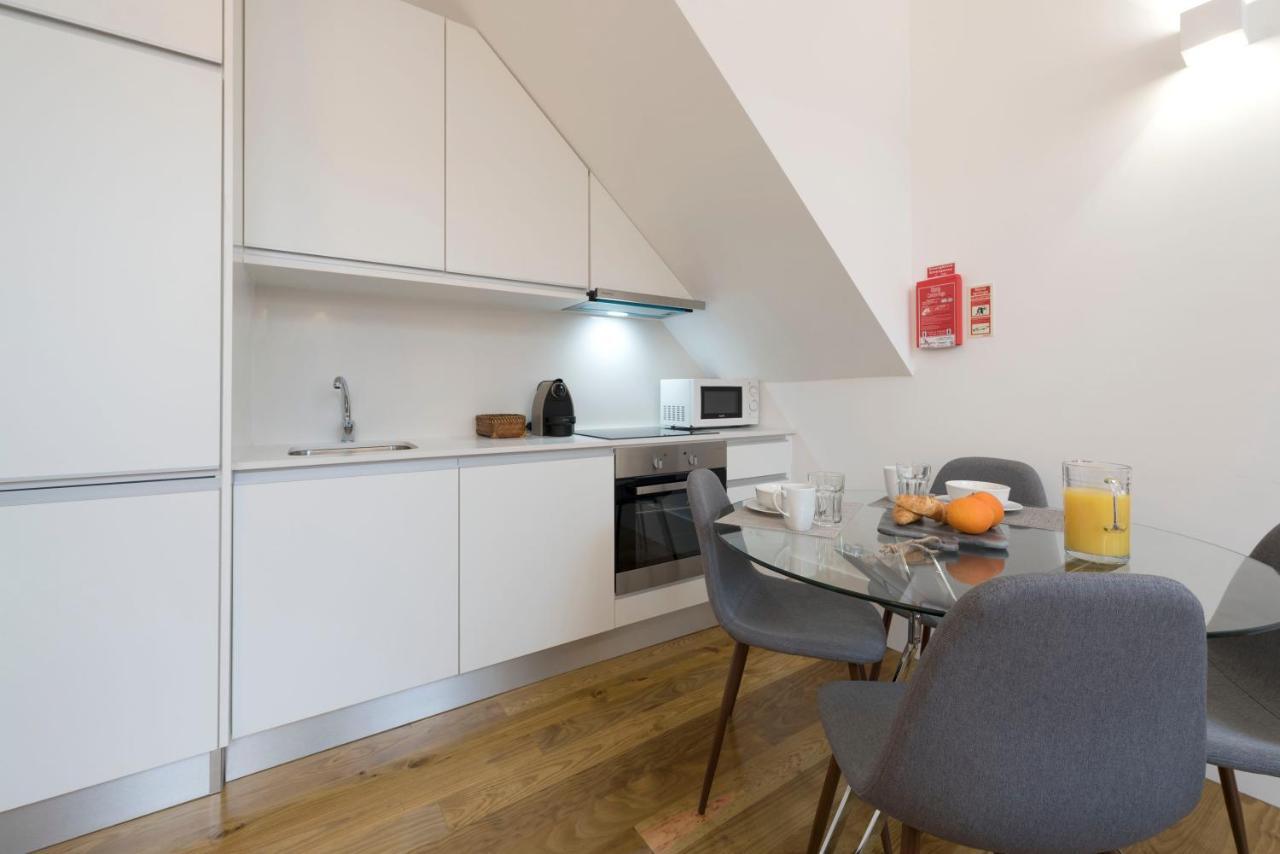 Lovelystay - Cozy Duplex With Patio Right Off Train&Metro Station 포르투 외부 사진